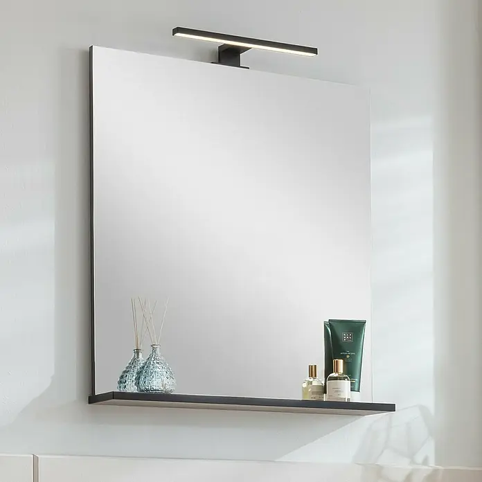 Fackelmann LED-Aufsatzleuchte - 5,6 W - Ein quadratischer Spiegel mit einem Regalbrett und einer schwarzen Lampe darüber, auf dem diverse Badezimmerartikel stehen.