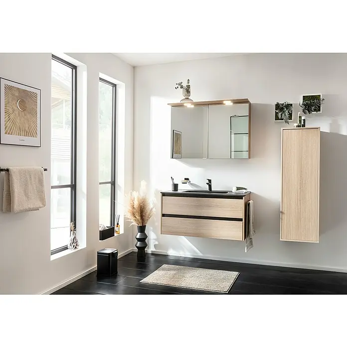 Fackelmann Vita LED-Spiegelschrank - B x H: 100,2 x 69,6 cm, Summer Oak - Modernes Badezimmer mit Waschtischunterschrank, Spiegelschrank und Hochschrank in Holzoptik vor weißer Wand.