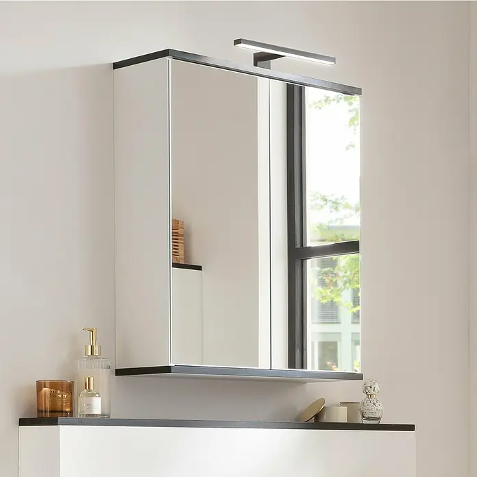 Fackelmann LED-Aufsatzleuchte - 5,6 W - Ein moderner Badezimmerspiegelschrank mit Beleuchtung und Ablagefläche, ideal für stilvolle und funktionale Badezimmergestaltung.