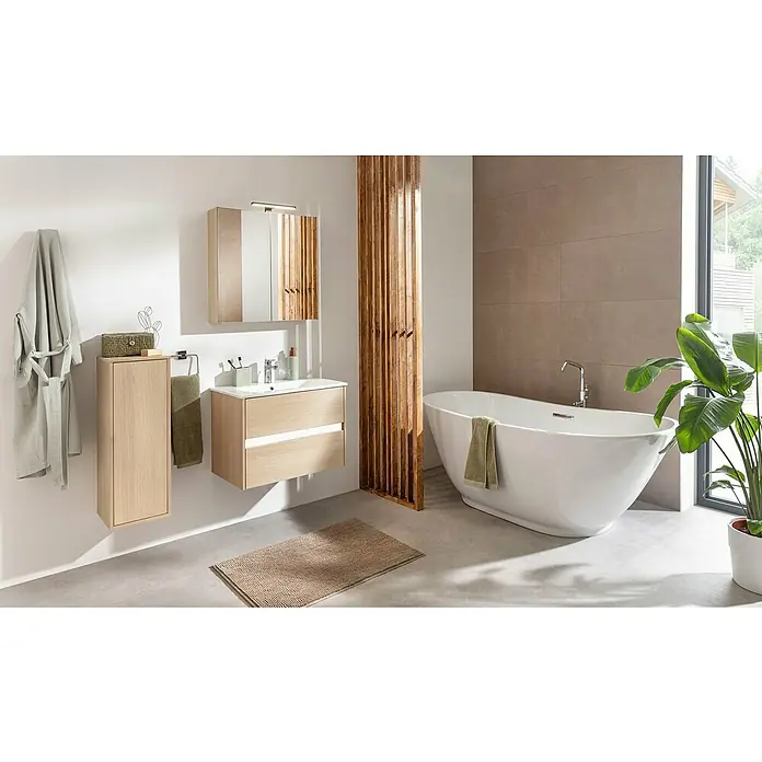 Fackelmann Compact Line Spiegelschrank - B x H: 70 x 68 cm, Lindberg Eiche - Ein modernes Badezimmer mit hellen Holzmöbeln, einer freistehenden Badewanne und einem großen Fenster. Die Hängeelemente optimieren den Raum.