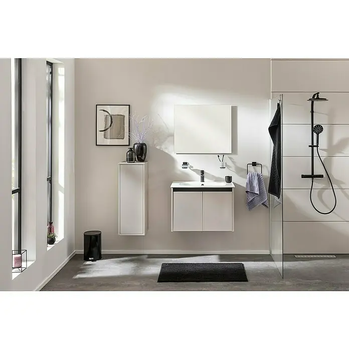 Fackelmann Compact Line Badmöbel-Set - Gesamtbreite Badmöbel: 71 cm, Kaschmir, Matt, Anzahl Türen: 2 Stk. - Modernes Badezimmer-Interieur mit weißen Möbeln, schwarzem Mülleimer und einer stilvollen Dusche.