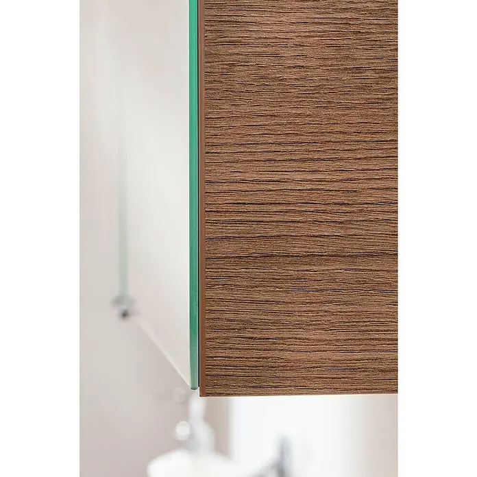 Fackelmann Vita LED-Spiegelschrank - B x H: 100,2 x 69,6 cm, Summer Oak - Nahaufnahme eines Spiegelschranks mit Holztür und Glasregalen. Die Kombination aus Holz und Glas wirkt modern und elegant.