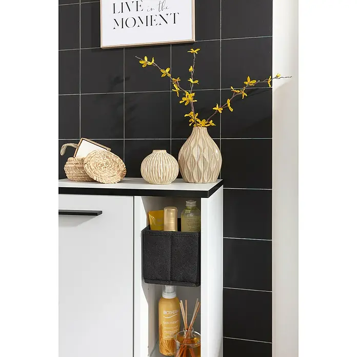 Fackelmann TE-A Midischrank - B x T x H: 47 x 32 x 94,2 cm, Weiß - Ein Badezimmerregal in Weiß mit dekorativen Vasen und Körben auf der Oberseite bietet stilvollen Stauraum für Pflegeprodukte.
