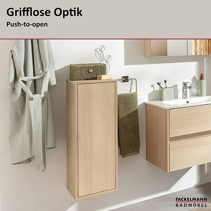 Fackelmann Compact Line Midischrank - B x T x H: 30,2 x 32 x 84,2 cm, Lindberg Eiche, Links/Rechts - Badezimmer-Interieur mit einem hochformatigen, holzfarbenen Fackelmann Badmöbel-Hängeschrank und Waschtischunterschrank.
