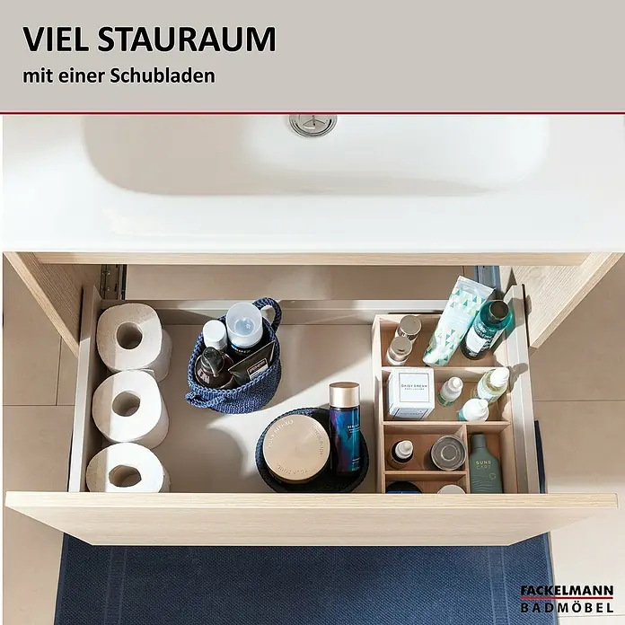 Fackelmann Compact Line Badmöbel-Set - Gesamtbreite Badmöbel: 71 cm, Lindberg Eiche, Matt, Anzahl Schubladen: 1 Stk. - Badezimmerunterschrank mit viel Stauraum. Der Schubladenschrank ist mit Badartikeln und Toilettenpapier gefüllt.