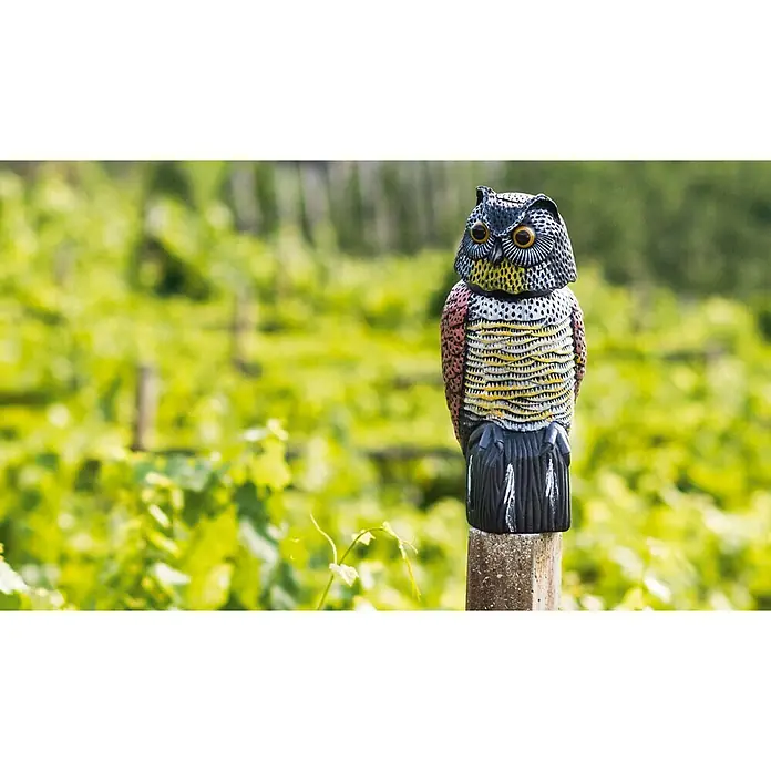 Altadex Búho Espanta pájaros - Altura: 41 cm - Un señuelo de búho detallado en un poste, ideal para el control de aves y la decoración de jardines, mostrando colores y texturas realistas.