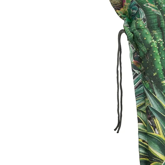 beo Gartenmöbel-Auflage Tegernsee - Liegenauflage, L x B x H: 191 x 58 x 8 cm, Baumwolle, Polyester, Grün - Nahaufnahme einer modischen, bedruckten Kordelzugtasche mit Dschungelmotiven und Kordelzugdetails.