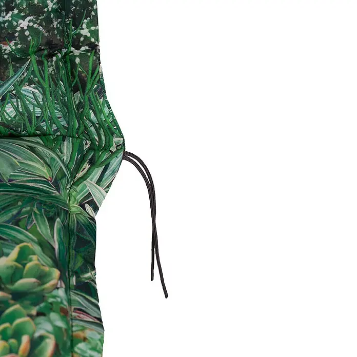 beo Gartenmöbel-Auflage Tegernsee - Liegenauflage, L x B x H: 191 x 58 x 8 cm, Baumwolle, Polyester, Grün - Eine Stofftasche mit Pflanzenmuster, die auf einer horizontal gestreiften Oberfläche steht, ideal für den umweltbewussten Einkauf.