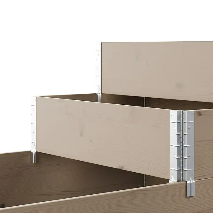 Upyard Hochbeet 3 Ebenen - 120 x 80 x 58,5 cm, Holz, Braun, Fassungsvermögen: 302,4 l - Nahaufnahme eines mehrstöckigen Pflanzenkastens aus hellem Holz mit weißen Metallecken, die die Struktur stützen.