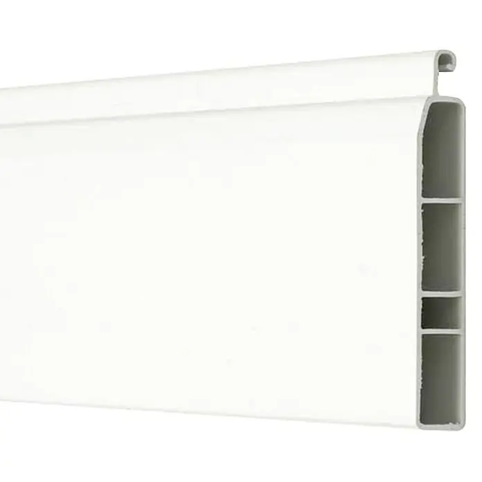 Micel Lama de persiana 90085 - L x An: 2 m x 39 mm, Apto para: Persiana, Blanco - Primer plano de un perfil de plástico blanco con múltiples cámaras huecas, probablemente utilizado en proyectos de construcción o renovación.