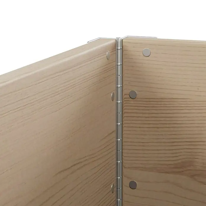 Upyard Hochbeet 3 Ebenen - 120 x 80 x 58,5 cm, Holz, Braun, Fassungsvermögen: 301,8 l - Nahaufnahme einer Holzbox mit Scharnier, die die Detailgenauigkeit und das Handwerk des Produkts hervorhebt.