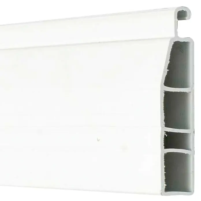 Micel Lama de persiana 90086 - L x An: 2 m x 52 mm, Apto para: Persiana, Blanco - Primer plano de un perfil de persiana enrollable de plástico blanco, mostrando su estructura de cámara hueca y función de clip.