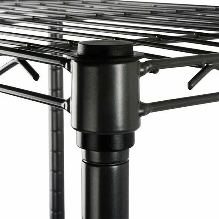 Floordirekt Gitterregal Rocky - H x B x T: 200 x 45 x 90 cm, Traglast pro Boden: 50 kg, Anzahl Böden: 5 Stk., Stecken, Schwarz - Nahaufnahme eines schwarzen Drahtregals, das die modulare Bauweise und die stabile Verbindung der einzelnen Regalebenen zeigt.