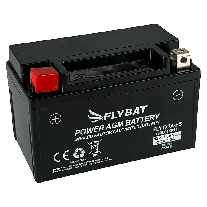 FlyBat Motorradbatterie Power AGM FLYTX7A-BS - 7,6 Ah, 12 V, 11,3 x 7 x 13,2 cm - Abbildung einer schwarzen FLYBAT Motorradbatterie, Modell FLYTX7A-BS, mit technischen Details und Logos.