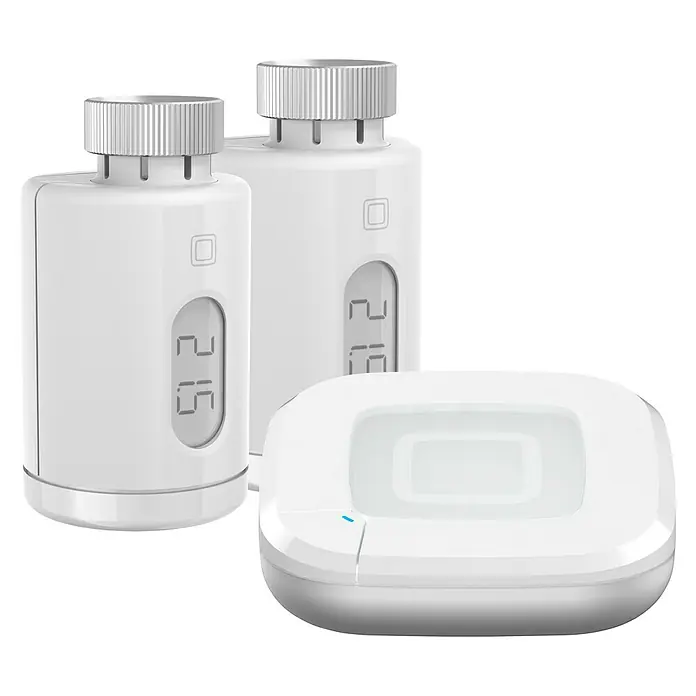 Homematic IP Starter-Set 2x Heizkörperthermostat Pure mit Access Point 2 HmIP-SK28 - Weiß - Nahaufnahme von zwei smarten Heizkörperthermostaten und einer Basisstation. Intelligente Steuerung für ein angenehmes Raumklima.