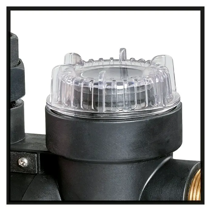 Einhell Hauswasserautomat GC-AW 6333 - 630 W, Max. Fördermenge: 3.300 l/h, Max. Druck: 3,6 bar - Detailaufnahme einer schwarzen Wasserenthärtungsanlage mit transparentem Deckel und silberner Schraube.