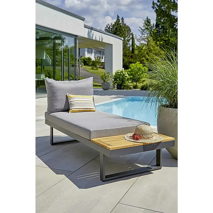Sunfun Conjunto de muebles Keyla - 3 pzs., Madera de acacia/Aluminio, Gris/Negro - Una moderna tumbona gris con una mesa auxiliar de madera, ideal para horas de relax en el jardín o en la piscina.