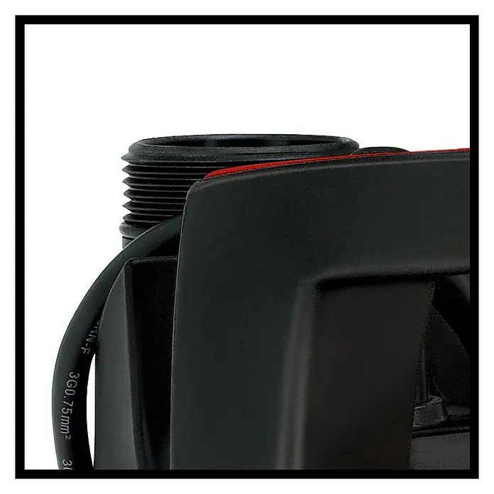 Einhell Schmutzwasserpumpe GE-DP 3925 ECO - 390 W, Max. Fördermenge: 10.000 l/h, Eintauchtiefe: 7 m - Detailaufnahme einer schwarzen Pumpe mit Kabel und geriffeltem Anschluss. Die Pumpe wirkt robust und industriell gefertigt.