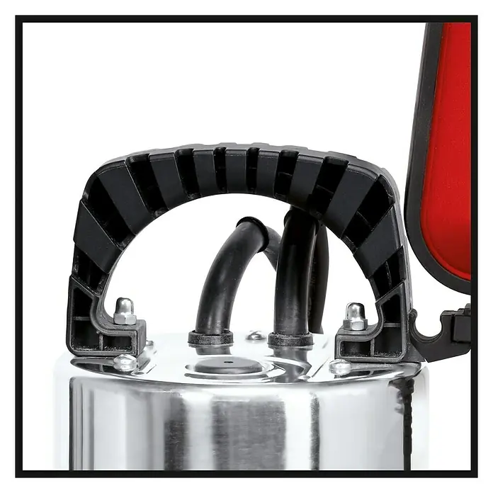 Einhell Schmutzwasserpumpe GC-DP 9035 N - 900 W, Max. Fördermenge: 18.000 l/h, Eintauchtiefe: 5 m - Nahaufnahme der Pumpe mit schwarzem Griff und silbernem Gehäuse. Die Pumpe verfügt über drei schwarze Kabel.