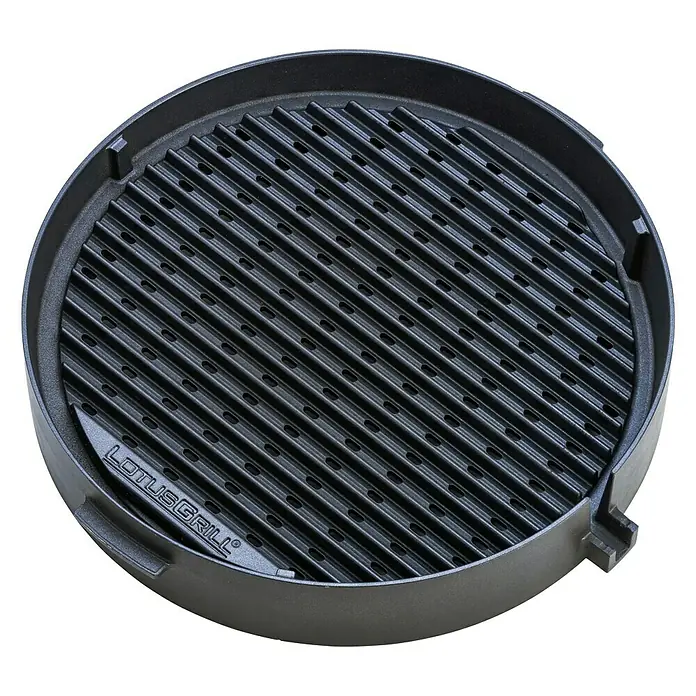 LotusGrill Grillrost Gusseisen - Durchmesser: 35,6 cm - LotusGrill Grillrost: Ein runder, schwarzer Grillrost mit schmalen, parallelen Grillstäben und Löchern für gleichmäßiges Grillen.