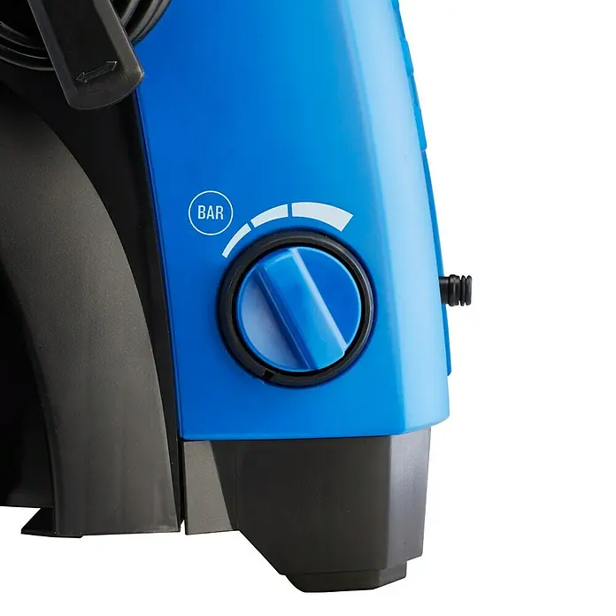 Nilfisk Hochdruckreiniger Premium 180-10 - 2.900 W, Max. Druck: 180 bar, Fördermenge: 610 l/h - Detailaufnahme einer blauen Hochdruckreiniger-Druckeinstellung mit einer Skala von "BAR" für die Druckanpassung.