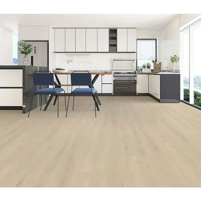 Vinylboden Rigid - Eiche Dalvik, Landhausdiele, 1.220 x 229 x 5,5 mm - Zwei blaue Stühle vor einem Esstisch in einer hellen, modernen Küche mit Küchenschränken und Geräten. Helle Holzfußböden im ganzen Raum.