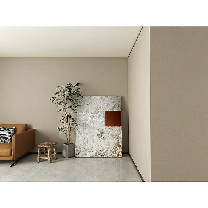 Wandpaneel Fliese Kampagne - 260 cm x 90 cm x 4 mm, Beige - Modernes Wohnzimmer mit beigem Sofa, Holzhocker, Pflanze und Kunstwerk. Minimalistisches Design für ein stilvolles Zuhause.