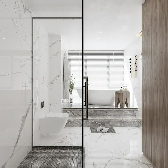 Wandpaneel Marble Venet - 260 cm x 90 cm x 4 mm, Weiß - Helles Badezimmer mit Marmorwänden, einer freistehenden Badewanne und einer modernen Toilette hinter einer Glaswand.