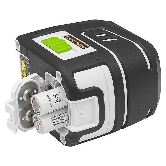 Laserliner Kreuzlinienlaser Smartcross GX - Messgenauigkeit: ± 0,3 mm/m, Mit Stativ - Abbildung eines Laserliner-Geräts mit geöffnetem Batteriefach, das zwei Batterien enthält. Das Gerät ist schwarz mit weißen Akzenten.