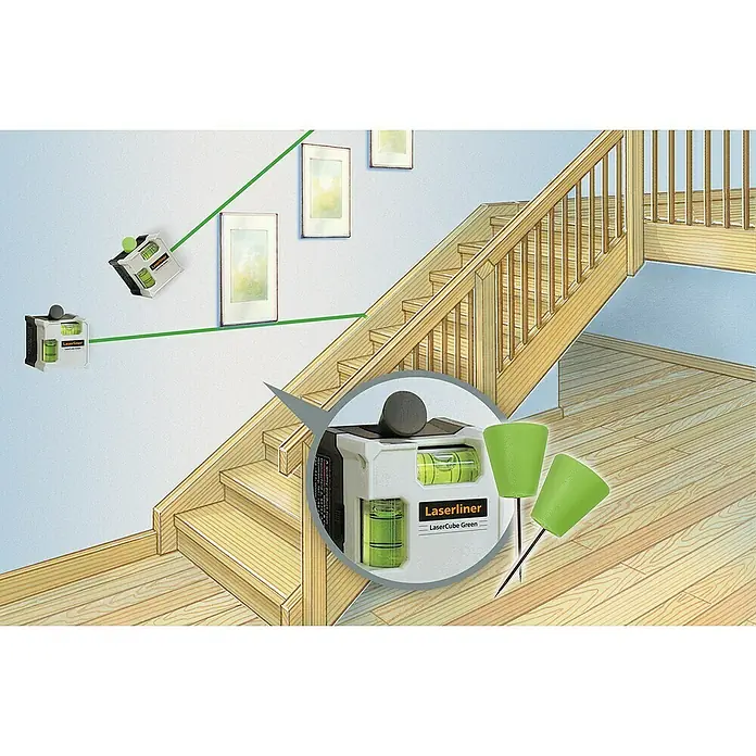 Laserliner Linienlaser Lasercube Green - Max. Arbeitsbereich: 0 m - 10 m - Produktabbildung des Laserliner LaserCube Green, ein kompakter Laser für präzise Ausrichtung mit Zubehör auf einer Treppe.