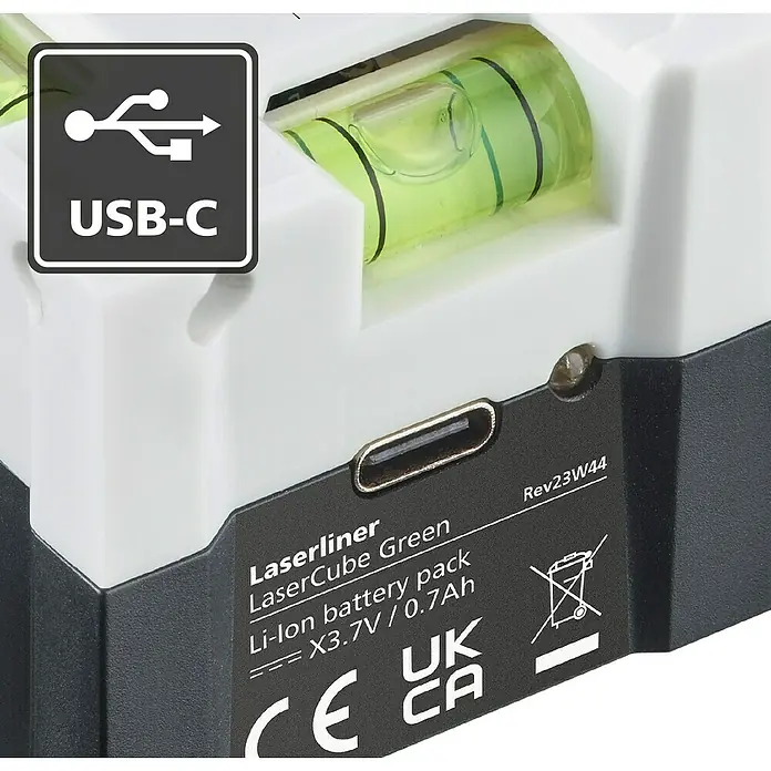 Laserliner Linienlaser Lasercube Green - Max. Arbeitsbereich: 0 m - 10 m - Nahaufnahme eines Laserliner LaserCube Green mit USB-C-Anschluss und technischen Daten zum Akku.