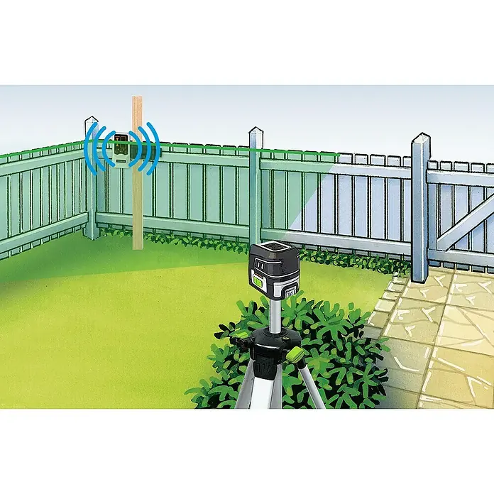 Laserliner Kreuzlinienlaser Smartcross GX - Messgenauigkeit: ± 0,3 mm/m, Mit Stativ - Draufsicht einer Baulaser-Wasserwaage mit Stativ, die auf einem Rasen vor einem Zaun steht und eine grüne Linie projiziert.