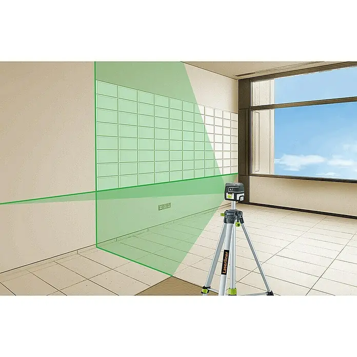 Laserliner Kreuzlinienlaser Smartcross GX - Messgenauigkeit: ± 0,3 mm/m, Mit Stativ - Ein Laserliner-Nivelliergerät auf einem Stativ projiziert grüne Laserlinien an Wände und Boden und ermöglicht präzises Ausrichten bei Bauarbeiten.