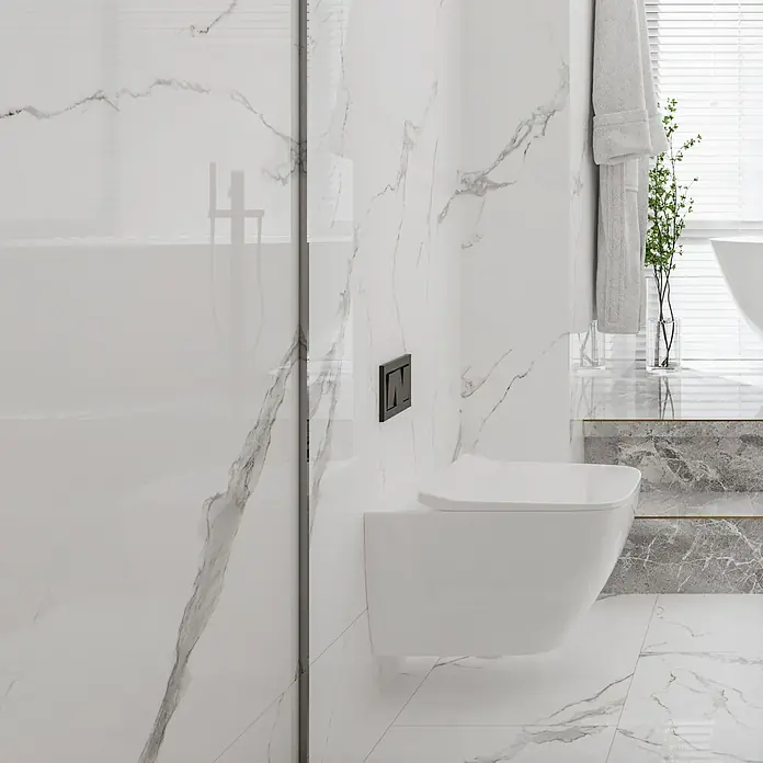 Wandpaneel Marble Venet - 260 cm x 90 cm x 4 mm, Weiß - Eine moderne, wandhängende Toilette mit schwarzer Betätigungsplatte vor einer marmorierten Wand und einer Duschkabine.