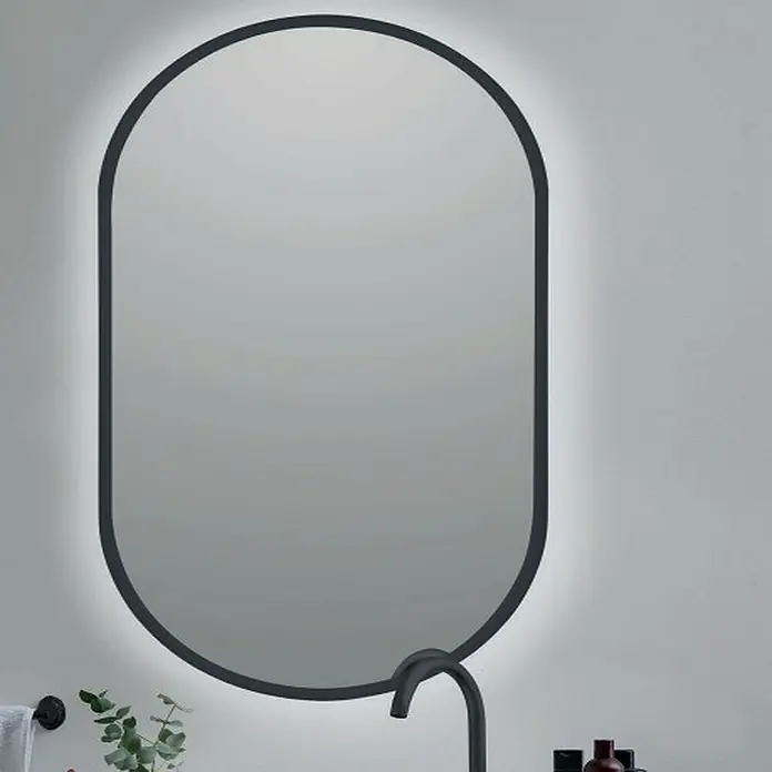 Bath Stage Espejo con luz B-950 - 50 x 90 cm, Negro, Ovalada - Elegante espejo ovalado con luz de fondo y marco delgado y oscuro. Ideal para baños modernos.