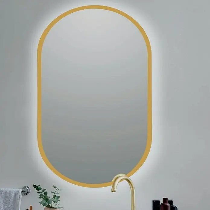Bath Stage Espejo con luz B-950 - 50 x 90 cm, Oro, Ovalada - Un espejo de baño ovalado con marco dorado e iluminación LED, que añade un toque moderno y elegante al espacio.