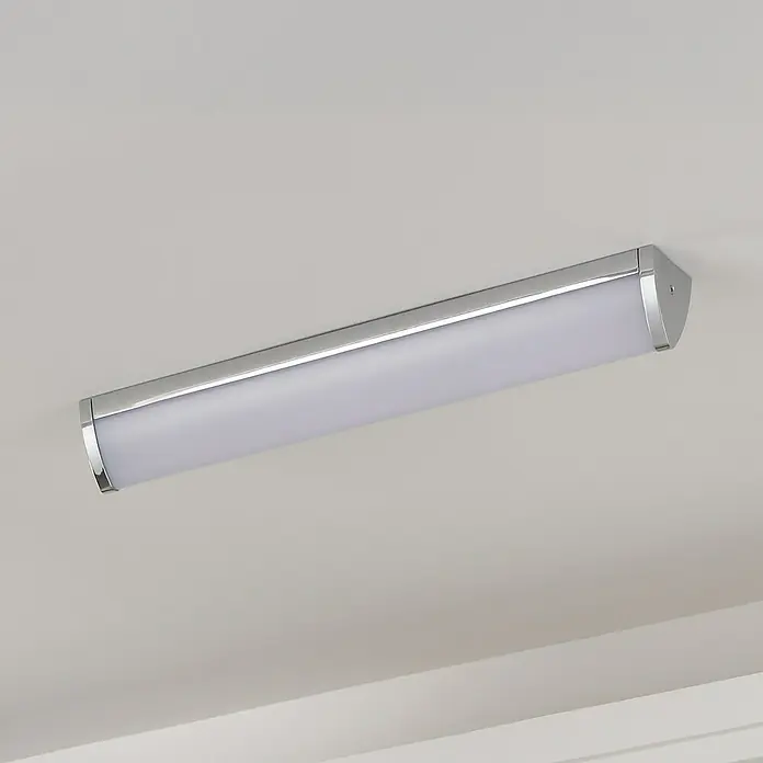 Eglo LED-Wand- & Deckenleuchte Gita 2 - 16 W, L x B x H: 60 x 7,5 x 7,5 cm, Weiß, Neutralweiß - Nahaufnahme einer schlanken, länglichen Deckenleuchte mit Chromakzenten, die ein modernes und helles Ambiente ausstrahlt.
