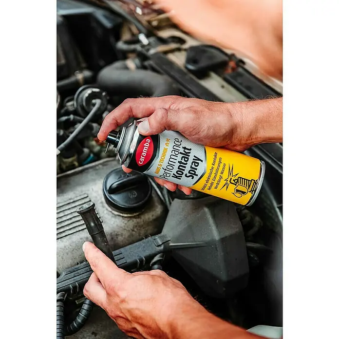 Caramba Kontaktspray Performance - 250 ml - Eine Dose Caramba Performance Kontaktspray wird auf einen Motor gesprüht.