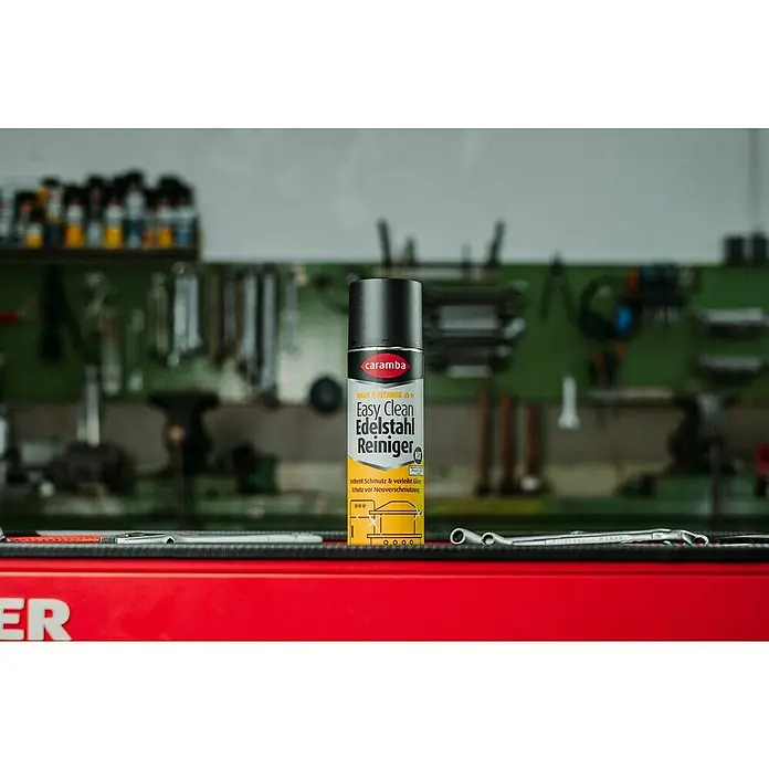 Caramba Edelstahl-Reiniger Easy Clean - 250 ml - Eine Dose Caramba Easy Clean Edelstahl Reiniger steht auf einer roten Oberfläche.