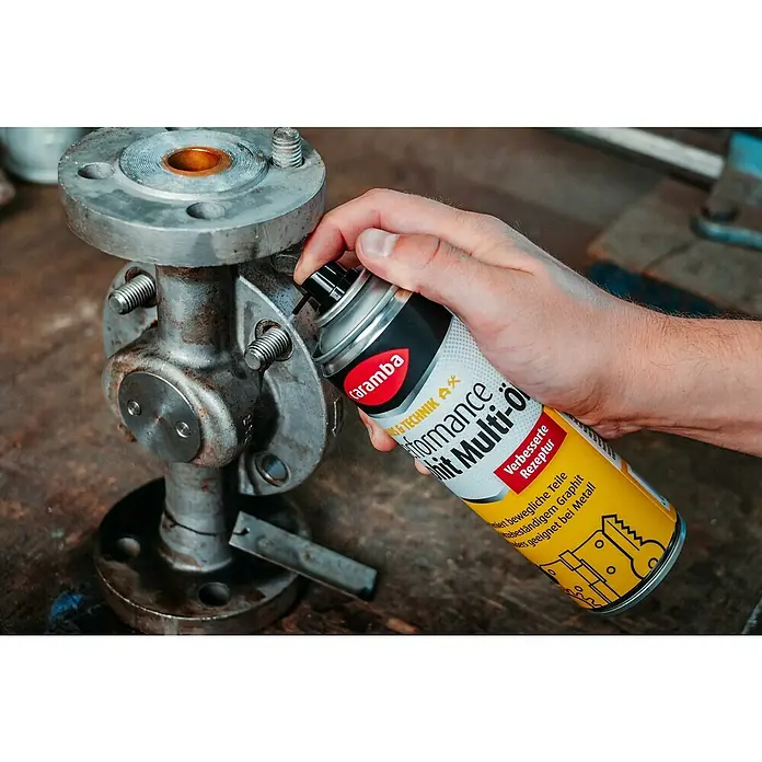 Caramba Multiöl Graphit - 300 ml - Sprühdose Caramba Performance Multi-Öl wird auf ein Metallteil aufgetragen, um es zu schmieren und vor Korrosion zu schützen.
