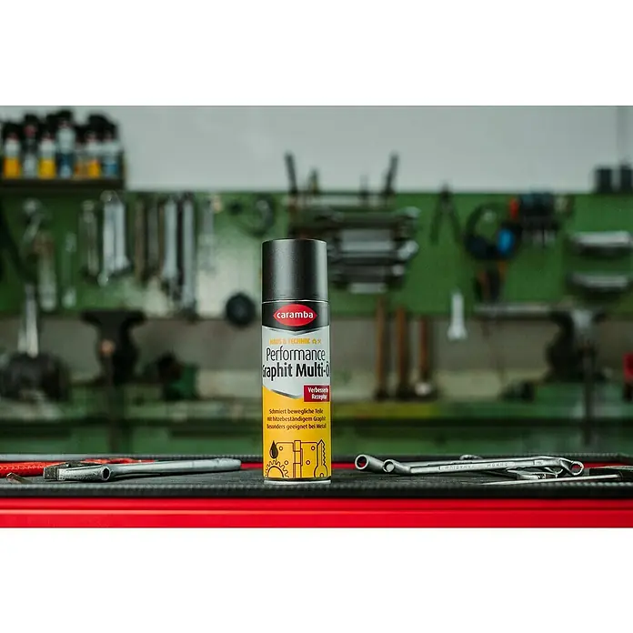 Caramba Multiöl Graphit - 300 ml - Nahaufnahme einer Dose Caramba Performance Graphit Multi-Öl, ideal für die Schmierung beweglicher Teile und besonders geeignet für Metall.