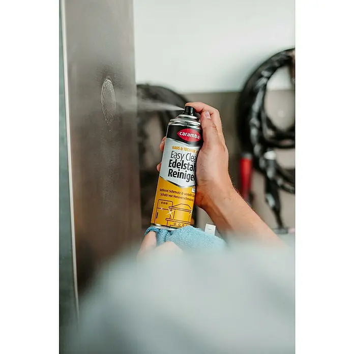 Caramba Edelstahl-Reiniger Easy Clean - 250 ml - Sprühdose Caramba Easy Clean Edelstahl Reiniger im Einsatz gegen Fingerabdrücke auf Edelstahlflächen für streifenfreien Glanz.