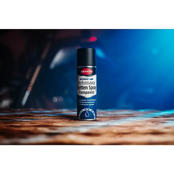 Caramba Kettenspray Performance - 300 ml - Nahaufnahme einer Dose Caramba Motorrad Performance Kettenspray Transparent auf einem Holztisch.
