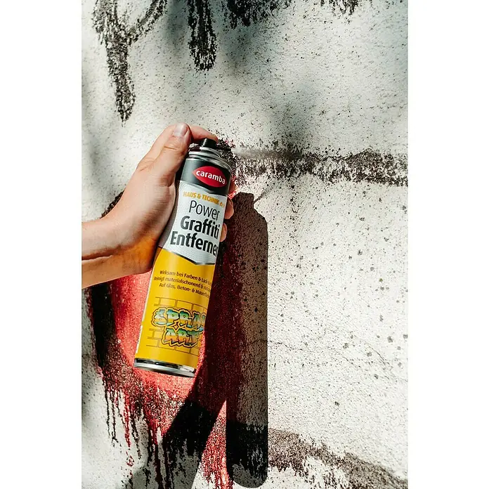 Caramba Graffiti-Entferner - 400 ml - Dose Caramba Power Graffiti Entferner, die Graffiti von einer Wand entfernt, mit Fokus auf Graffiti-Entferner.