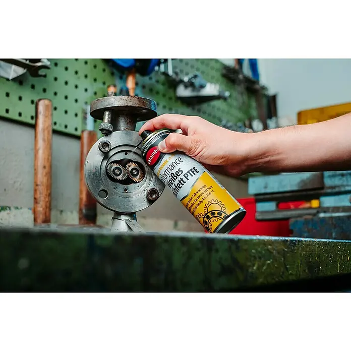 Caramba Mehrzweckfett Performance - 250 ml - Eine Dose Caramba Performance Weißes PTFE-Fett wird auf Maschinenteile aufgetragen, um Schmierung und Korrosionsschutz bis 250°C zu gewährleisten.