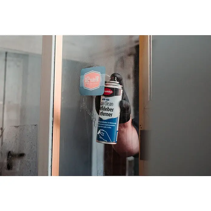 Caramba Kleberentferner Easy Clean - 300 ml - Der Auto Easy Clean Aufkleber Entferner von Kramba im Einsatz, um Etiketten und Klebereste mühelos von Glas zu entfernen.