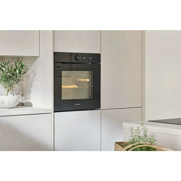 Respekta Einbaubackofen Adrian - Anzahl Beheizungsarten: 14 Stk., Volumen Backofen: 71 l - Aufnahme eines modernen Respekta-Backofens in einer stilvollen Küche, der Funktionalität und elegantes Design vereint.