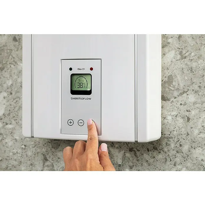 Thermoflow Durchlauferhitzer Elex 21N - 21 kW, Elektronisch, Geschlossen - Nahaufnahme eines Thermoflow Elex 21 Durchlauferhitzers, dessen Temperatur mit einer Hand eingestellt wird.