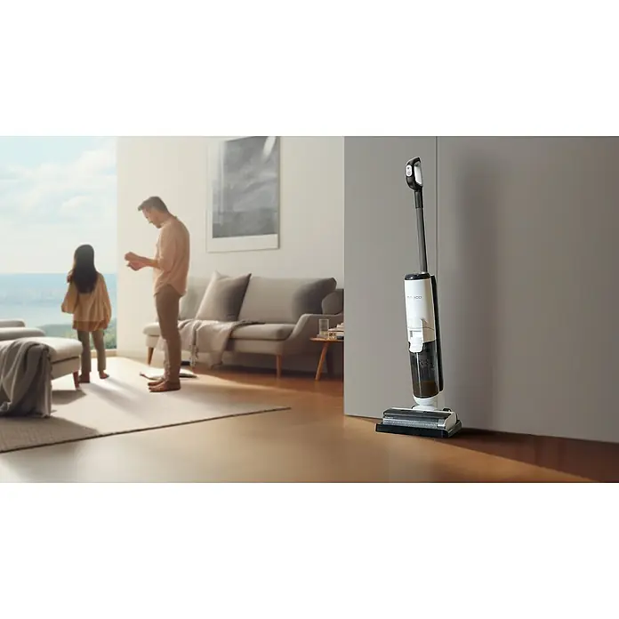 Tineco Akku-Nass-Trockensauger iFLOOR 5 - Akkulaufzeit: 23 min - 35 min, Wassertankvolumen: 0,8 l - Eine moderne Tineco Nass-Trocken-Staubsauger in Weiß und Grau lehnt an einer Wand in einem hellen, modernen Wohnzimmer.