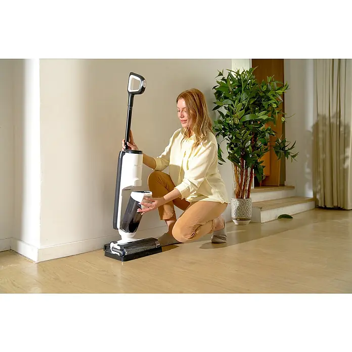 Tineco Akku-Nass-Trockensauger iFLOOR 5 - Akkulaufzeit: 23 min - 35 min, Wassertankvolumen: 0,8 l - Eine Frau, die einen Tineco Nass-Trockensauger benutzt, ein innovatives Gerät zur effizienten Bodenreinigung.